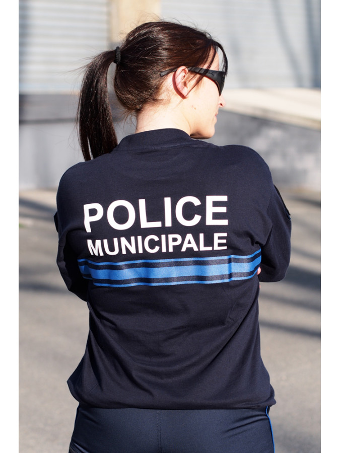 à la mode et en mission : des polos et t-shirts de police de