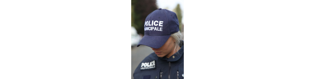 compléter l’uniforme avec la coiffe de police qui allie style et fonctionnalité.